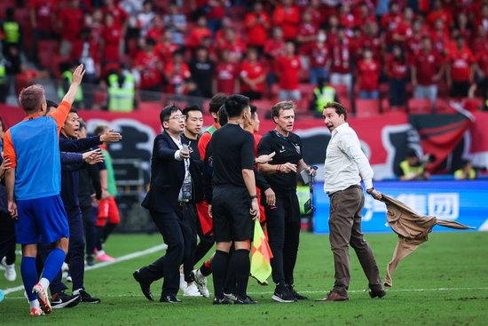 卡利亚里主场球迷助威,撒丁岛雄鹰振翅高飞